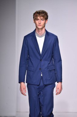  Patrik Ervell göster 