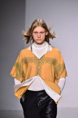  Patrik Ervell göster 