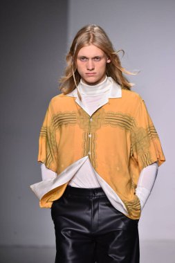  Patrik Ervell göster 