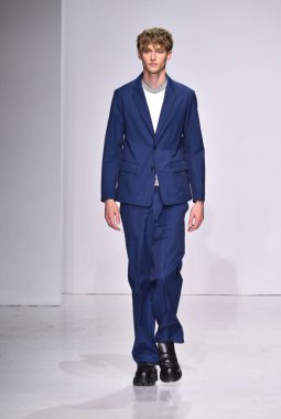  Patrik Ervell göster 