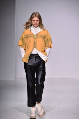  Patrik Ervell göster 