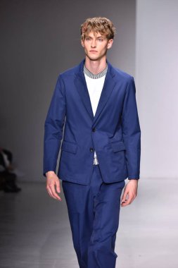  Patrik Ervell göster 