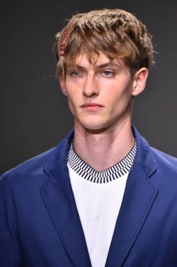  Patrik Ervell göster 