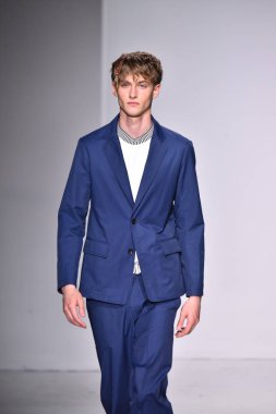  Patrik Ervell göster 