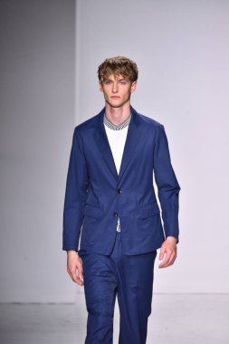  Patrik Ervell göster 