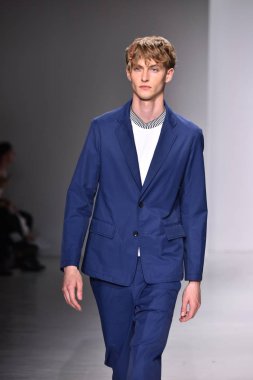  Patrik Ervell göster 