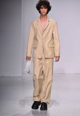  Patrik Ervell göster 