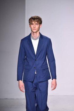  Patrik Ervell göster 