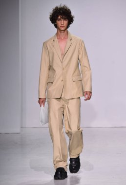  Patrik Ervell göster 