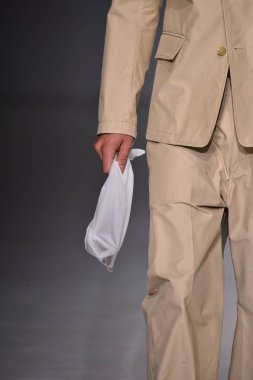  Patrik Ervell göster 