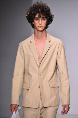  Patrik Ervell göster 