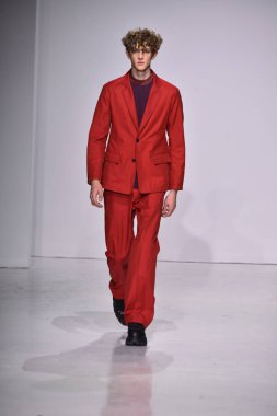  Patrik Ervell göster 