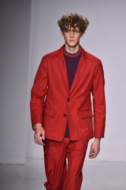  Patrik Ervell göster 