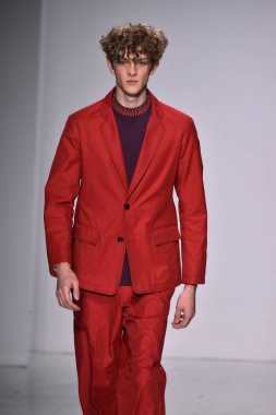  Patrik Ervell göster 