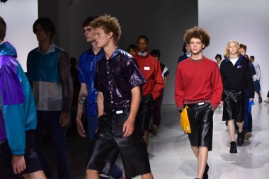 Patrik Ervell göster 