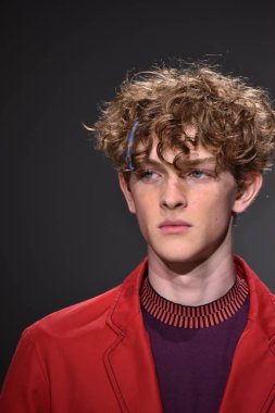  Patrik Ervell göster 