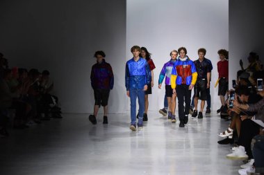 Patrik Ervell göster 