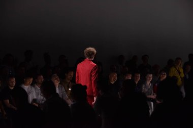  Patrik Ervell göster 