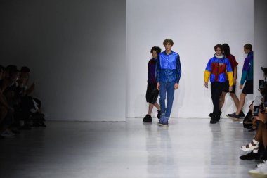 Patrik Ervell göster 