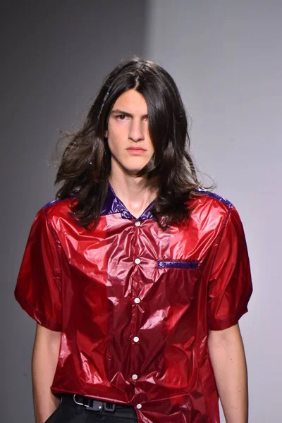  Patrik Ervell göster 