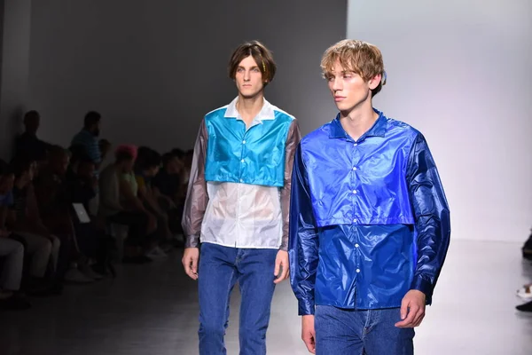  Patrik Ervell göster 