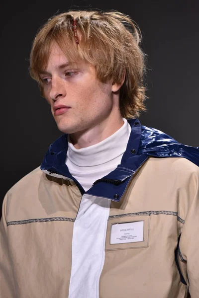  Patrik Ervell göster 