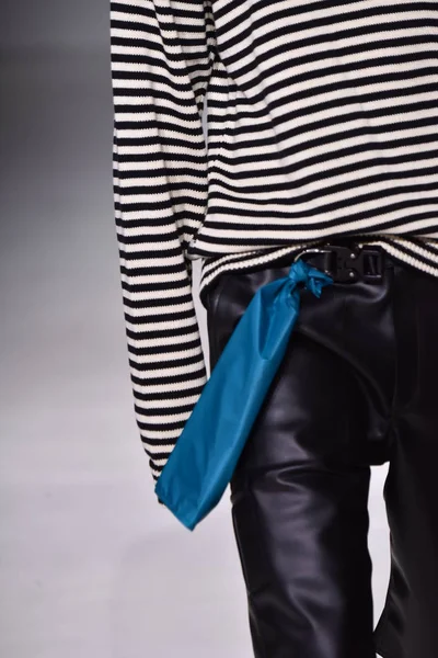  Patrik Ervell göster 