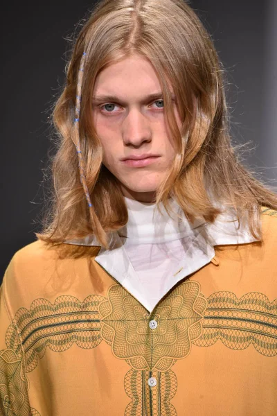  Patrik Ervell göster 