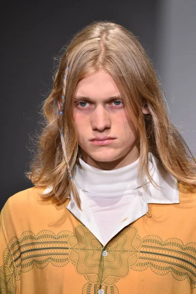  Patrik Ervell göster 