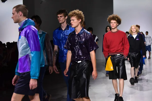 Patrik Ervell göster 