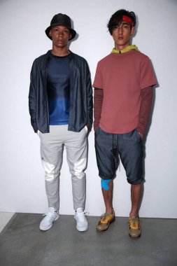 Dyne sunu sırasında poz modelleri