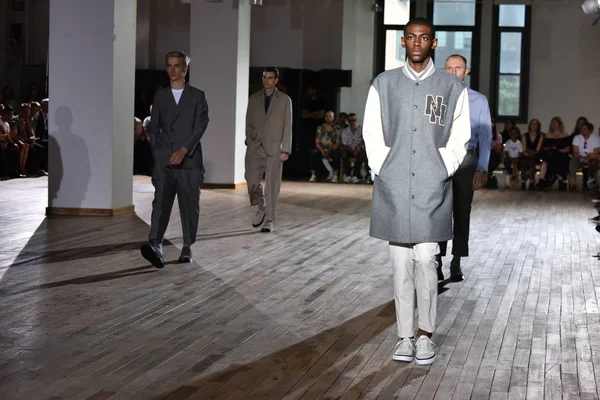  N. Hoolywood pist, Nyfw