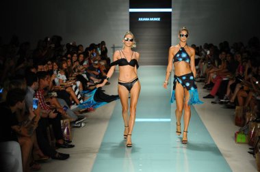 Üniversitesi Sanat ve tasarım moda defilesi