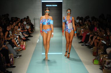 Üniversitesi Sanat ve tasarım moda defilesi