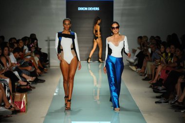 Üniversitesi Sanat ve tasarım moda defilesi