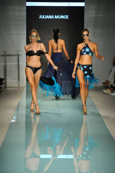 Üniversitesi Sanat ve tasarım moda defilesi