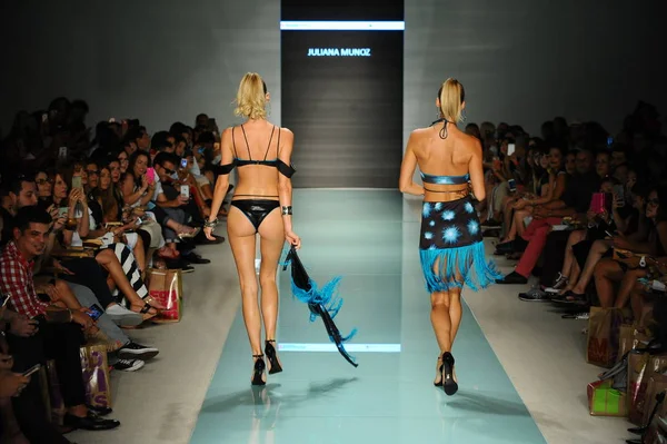 Üniversitesi Sanat ve tasarım moda defilesi