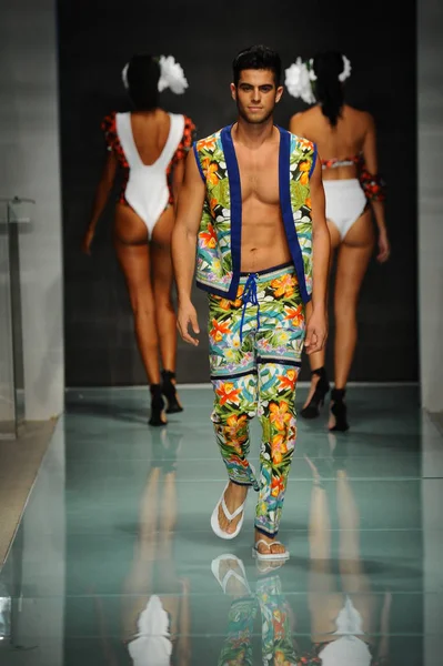 Üniversitesi Sanat ve tasarım moda defilesi