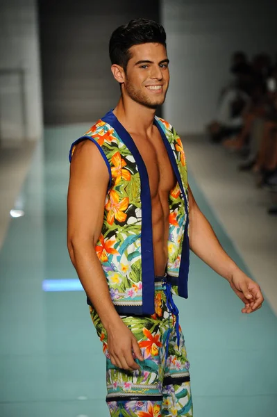 Üniversitesi Sanat ve tasarım moda defilesi