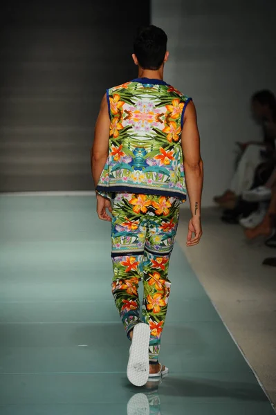 Üniversitesi Sanat ve tasarım moda defilesi