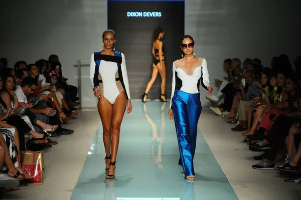 Üniversitesi Sanat ve tasarım moda defilesi