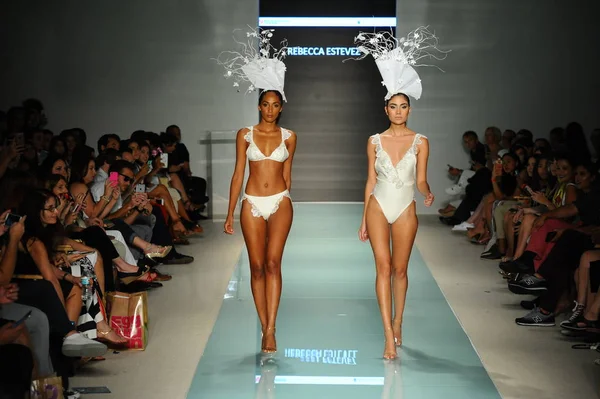 Üniversitesi Sanat ve tasarım moda defilesi