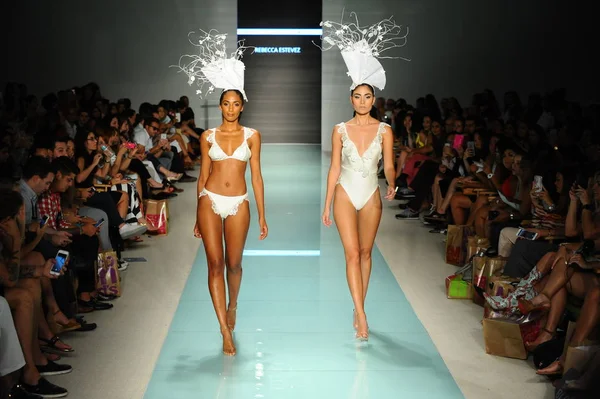 Üniversitesi Sanat ve tasarım moda defilesi