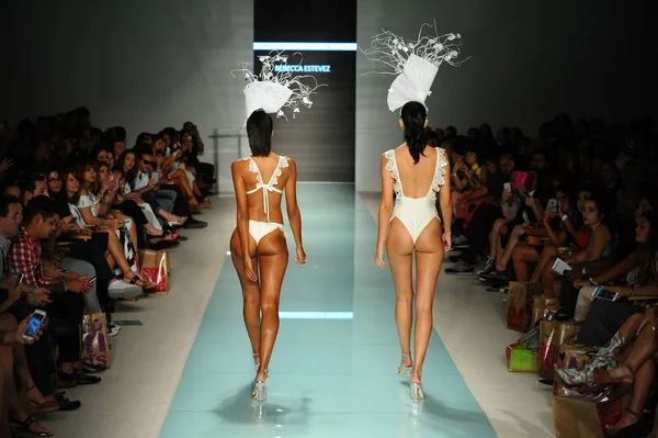 Üniversitesi Sanat ve tasarım moda defilesi