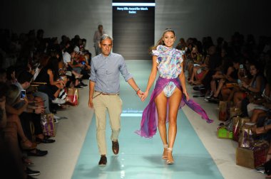 Tasarımcısı Alejandro Perez ve modeli 