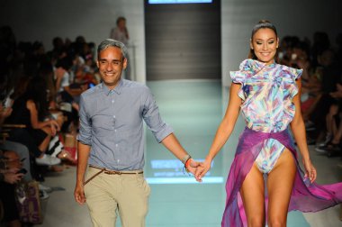 Tasarımcısı Alejandro Perez ve modeli 