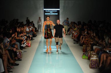 Tasarımcı Anastasio Giannoutsos ve modeli