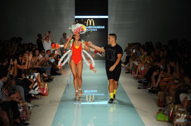 Tasarımcısı Pablo Machado Palomeque ve modeli 