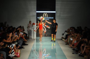 Tasarımcısı Pablo Machado Palomeque ve modeli 