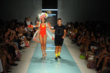 Tasarımcısı Pablo Machado Palomeque ve modeli 